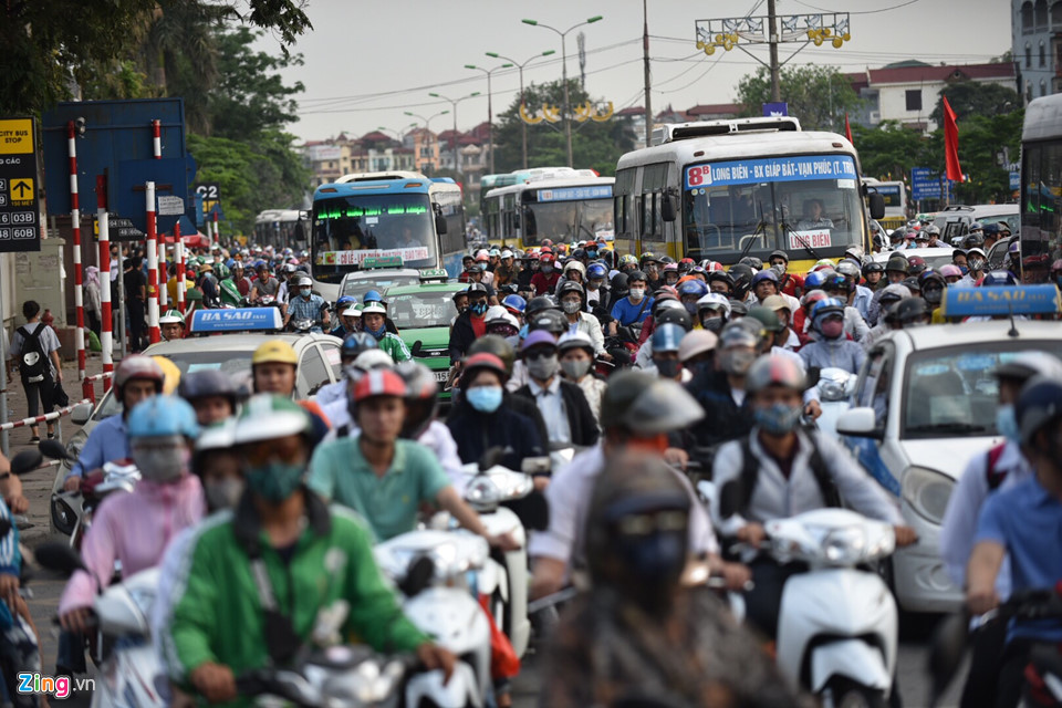 Tàu hỏa, xe khách chật cứng hành khách trở lại thành phố sau nghỉ lễ